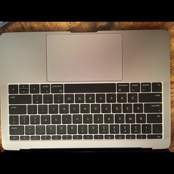 MacBook Pro (Thunderbolt 3) 2017 7th Gen - Picture 4 of 5